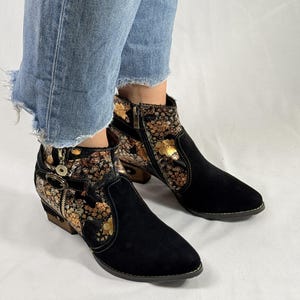 Handgemaakte suède enkellaarzen met bloemenprint | Boho-chique dameslaarsjes met zijrits | Stijlvol comfortabel schoeisel