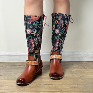 Geborduurde boho-knielaarzen met bloemen: leren dikke hak met veters