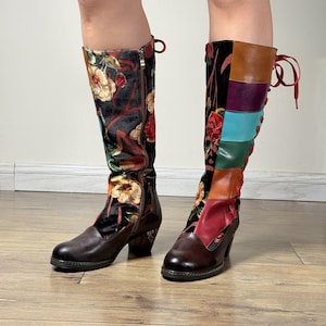 以下が含まれることがあります： 花柄とパッチワークデザインのニーハイブーツ。片方のブーツは黒地に花柄、もう片方は色のパッチワーク。どちらも茶色の革のつま先とかかと。ジッパーとレース付き。