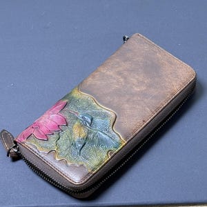 Portefeuille vintage en cuir à imprimé floral marron foncé avec fermeture éclair Portefeuille multi-poches pour femme, accessoire bohème rétro 19,5 cm*9,5 cm*2,5 cm