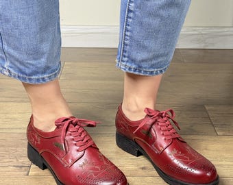 Richelieus en cuir rouge cramoisi peints à la main : chaussures richelieu bouts ailés pour femmes