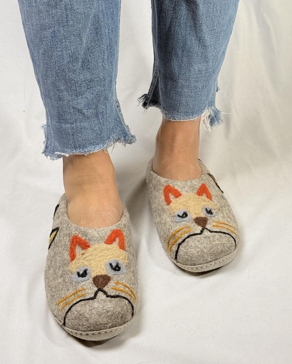 Women's Handmade Wool Felt Slippers - Cat Embroidery Indoor Shoes with Leather Non-Slip Sole