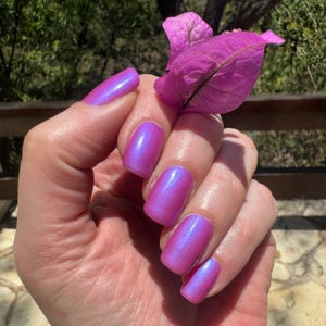 Glowmance | A Solar Nail Polish that Shifts from Pink to Purple with an Aurora Shimmer