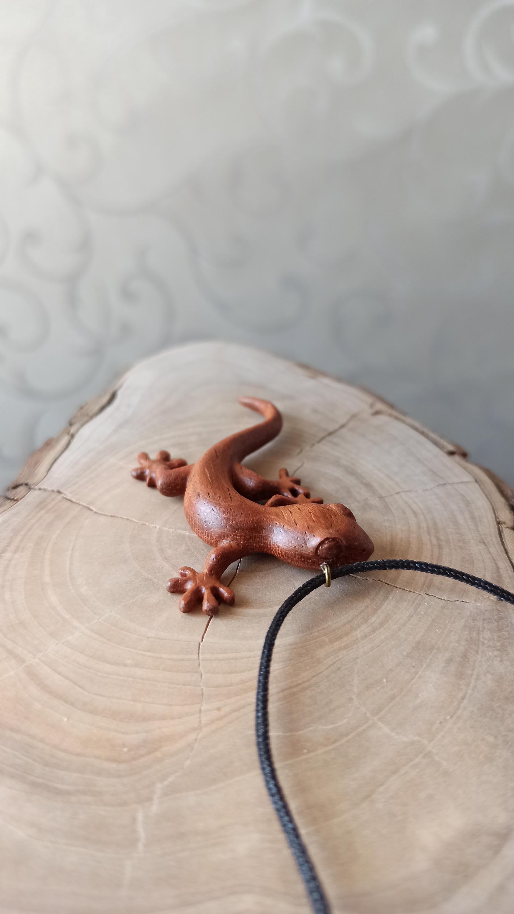 Wooden Handmade Pendant Gecko, Lizard, Jatoba, Customization - Thumbnail 7