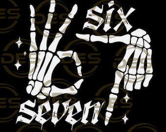 Mano de esqueleto Seis Siete SVG, Huesos de calavera gótica PNG, Diseño de señal de mano espeluznante de Halloween, Clip art de tatuaje de estética oscura