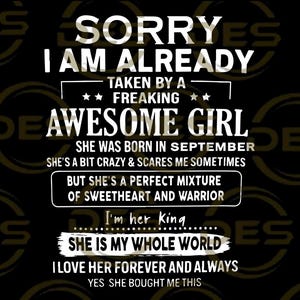 Könnte beinhalten: Schwarzes Grafikdesign mit dem Text "SORRY I AM ALREADY TAKEN BY A FREAKING AWESOME GIRL". Der Text enthält auch "SHE WAS BORN IN SEPTEMBER" und "SHE IS MY WHOLE WORLD".