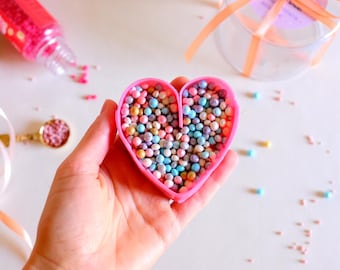 Jabón seco ASMR en forma de corazón, caja de regalo con jabones crujientes que se desmoronan y se rompen a mano.