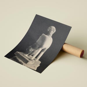 antica stampa poster sfinge greca - cartolina di mercato scoperta - decorazione statua wabi-sabi - archeologia moody - stampa fine art dark academia