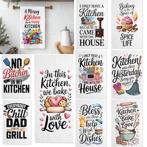 Puede incluir: Colección de paños de cocina blancos con varios diseños de texto. Los paños presentan frases como "A Messy Kitchen is a Happy Kitchen", "No Bitchin' in My Kitchen" y "In this Kitchen, we bake with Love". Otros paños tienen imágenes de cupcakes, utensilios de cocina y más.