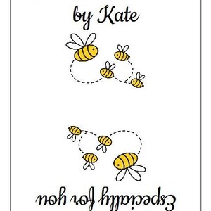 Op de afbeelding: Een rechthoekig wit label met de zwarte tekst Handmade with love by Kate bovenaan en Especially for you onderaan. Tussen de tekst staan twee groepen kleine gele en zwarte bijen met gestippelde vliegroutes.