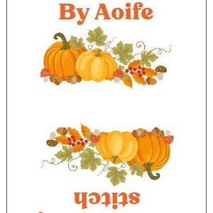 Op de afbeelding: Een wit rechthoekig stoffen label met de oranje tekst Hand crafted By Aoife bovenaan en Love in every stitch onderaan. Tussen de tekst staan twee illustraties van oranje pompoenen, groene bladeren, eikels en rode bessen.