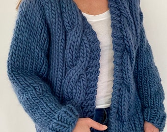 Lockige Strickjacke mit Zopfmuster