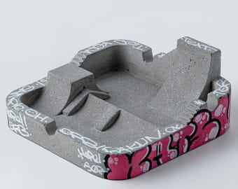 Beton-Skatepark-Aschenbecher, individuell handbemalte Graffiti-Dekoration