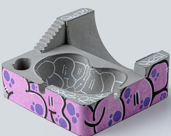 Beton-Skatepark-Aschenbecher, individuell handbemalte Graffiti-Dekoration