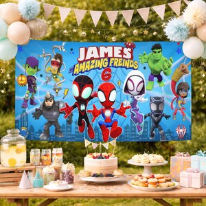 Op de afbeelding: Een rechthoekige blauwe feestbanner met stripfiguren waaronder Spider-Man, Hulk en Black Panther met de tekst James and his Amazing Freinds 6. De banner hangt boven een tafel met een taart, lekkernijen en cadeauverpakkingen.