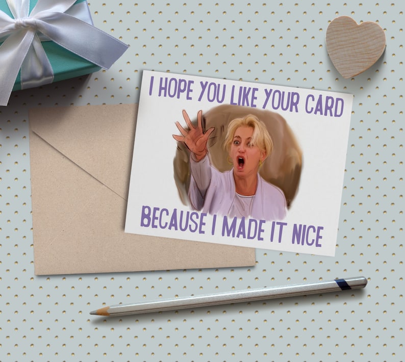 Pu&ograve; includere: Un biglietto d'auguri con un bordo viola e uno sfondo bianco. Il biglietto presenta una foto di una donna con i capelli biondi, che indossa una camicia bianca, con la mano alzata in aria. Il testo sul biglietto dice "Spero che ti piaccia la tua carta perch&eacute; l'ho fatta bella."