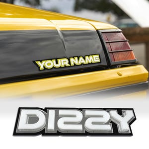 Insignias de emblema de coche personalizadas: emblema de coche de acrílico de 3 capas con texto y número personalizados y cinta adhesiva, insignia automotriz con letras 3D