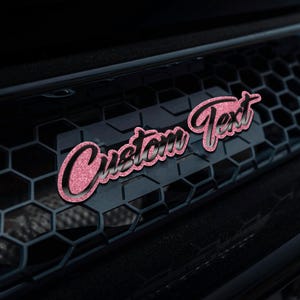 Emblema de coche con base de escamas metálicas acrílicas, insignia de vehículo personalizada con nombre y número con cinta adhesiva, letras 3D para parte trasera y delantera.