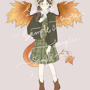 Op de afbeelding: Illustratie van een personage met herfstthema-elementen. Het personage draagt een groene geruite jurk, een zwarte jas en bruine laarzen. Ze hebben grote, oranje bladvormige vleugels, een staart en een hoofdband met geweien. Het kleurenpalet is warm, met tinten groen, bruin en oranje.