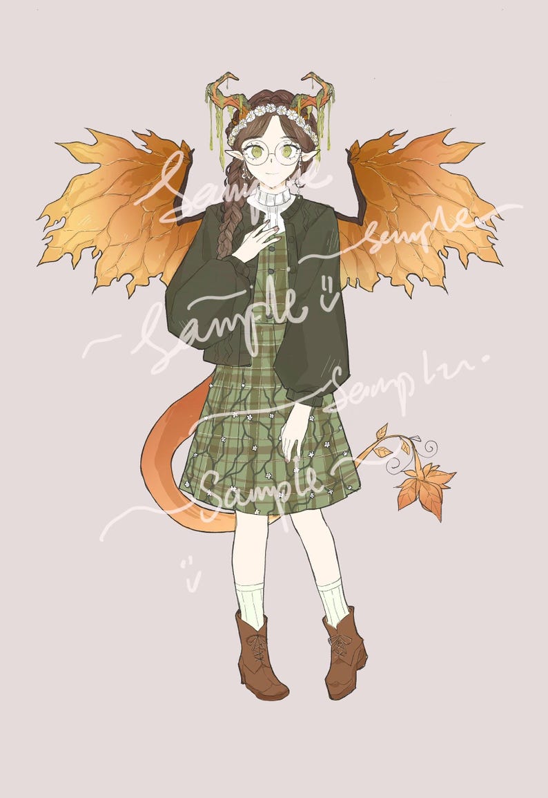 Op de afbeelding: Illustratie van een personage met herfstthema-elementen. Het personage draagt een groene geruite jurk, een zwarte jas en bruine laarzen. Ze hebben grote, oranje bladvormige vleugels, een staart en een hoofdband met geweien. Het kleurenpalet is warm, met tinten groen, bruin en oranje.