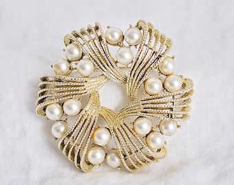 Gold Tone Pearl Wreath Brooch
