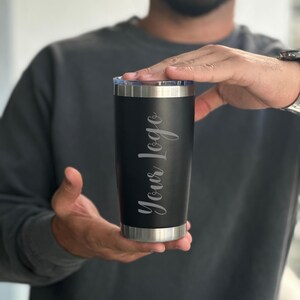 Individueller Becher mit Ihrem Logo, Laser gravierter Becher, Geschäftslogo, Geschenk für Chef, Geburtstagsgeschenk für ihn sie, Geschenk für Mitarbeiter, Trinkgefäß
