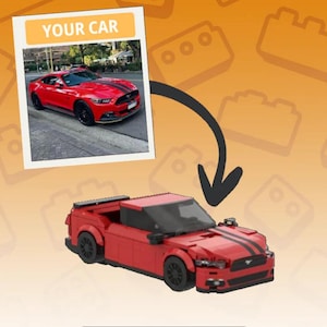 Op de afbeelding: Een rode speelgoedauto, een replica van een sportwagen, met zwarte racestrepen en zwarte wielen. De afbeelding bevat een foto van de echte auto met de tekst "YOUR CAR" bovenaan. De speelgoedauto is gemaakt van in elkaar grijpende blokken.