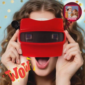 Puede incluir: Un visor View-Master rojo con un ocular negro se sostiene frente a los ojos. La palabra "WOW" está en texto rojo y amarillo en la esquina inferior izquierda. Una pequeña imagen circular en la esquina superior derecha dice "UPGRADE".