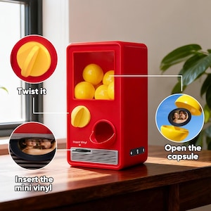 Puede incluir: Una máquina expendedora de mini vinilos roja con detalles amarillos. La máquina tiene una ranura para insertar mini vinilos, un botón amarillo giratorio y un área de dispensación. El texto "Twist it", "Insert Vinyl" y "Open the capsule" es visible.