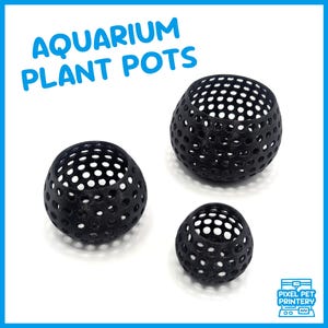 Może przedstawiać: Trzy czarne plastikowe doniczki z siatką. Doniczki są w różnych rozmiarach. Największa doniczka znajduje się w środku obrazu. Najmniejsza doniczka znajduje się po prawej stronie obrazu. Doniczki są oznaczone jako "Aquarium Plant Pots".