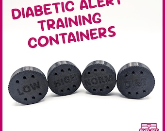 Könnte beinhalten: Vier schwarze, kreisförmige Trainingsbehälter für Diabetiker-Warnhunde. Jeder Behälter ist mit den Wörtern "LOW", "HIGH", "NORM" und "DIET" beschriftet. Der Text "DIABETIC ALERT TRAINING CONTAINERS" ist rosa.