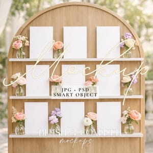 Può includere: Tabella dei posti a sedere per matrimoni in legno con una parte superiore curva e più ripiani. Ogni ripiano contiene una carta bianca e un piccolo vaso di vetro con fiori. La parola "Mockup" è scritta in corsivo. Il testo "JPG + PSD SMART OBJECT" è visibile.