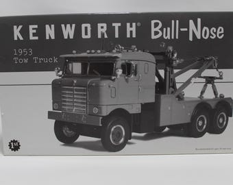 Kenworth &quot;Bull -  Nose&quot; 1953 Tow Truck