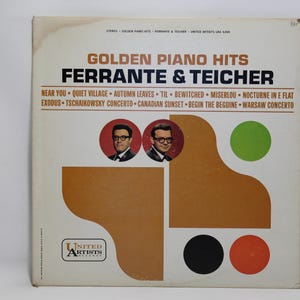 Puede incluir: Portada de álbum de vinilo vintage de "Golden Piano Hits" de Ferrante & Teicher. La portada presenta dos retratos de los artistas, un diseño en forma de piano en marrón y círculos de colores. El título del álbum y los títulos de las canciones están impresos en negro.