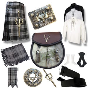 Op de afbeelding: Een traditionele Schotse kilt outfit met een grijs en zwart ruitpatroon. De outfit bevat een kilt, een sporran, een kiltpin, een kiltriem, kiltkousen, een kiltgesp, een kiltsjaal en een shirt met een veter.