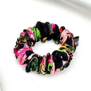 Schwarzes Seiden Scrunchie | Blumen Maulbeerseide Haargummi | Romantischer handgefertigter Haarschmuck für Damen