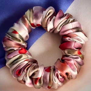 Gemustertes Scrunchie aus Maulbeerseide
