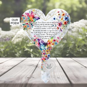 Peut inclure: Un piquet de jardin en forme de cœur avec un poème sur les papillons. Le piquet présente des papillons et des fleurs colorés, avec le texte "OUR POEM" sur la gauche. Conçu pour l'extérieur.