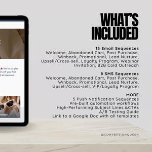 K&ouml;nnte beinhalten: Ein Tablet-Bildschirm zeigt eine Liste von Marketing-Automatisierungssequenzen, die in einem digitalen Produkt enthalten sind. Der Text auf dem Bildschirm lautet "What's Included" und listet 15 E-Mail-Sequenzen, 8 SMS-Sequenzen, 5 Push-Benachrichtigungssequenzen, vorgefertigte Automatisierungs-Workflows, leistungsstarke Betreffzeilen und CTAs, einen A/B-Testleitfaden und einen Link zu einem Google Doc mit allen Vorlagen. Der Text am unteren Bildschirmrand lautet "@ConversionQueen".