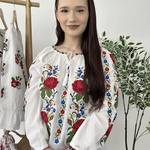 機械刺繍の伝統的なルーマニアのブラウス、花柄、女性用フォークシャツ