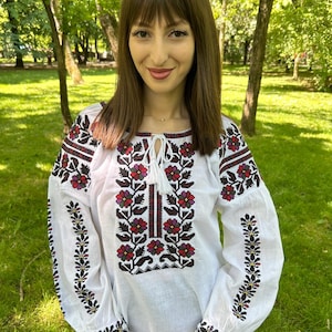 機械刺繍の伝統的なルーマニアのブラウス、花柄、女性用フォークシャツ