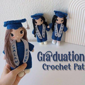 Puede incluir: Muñecas de graduación de ganchillo con vestidos y gorras azules, con pelo largo y estolas. Las muñecas tienen estolas blancas con texto. La imagen también incluye el texto "Graduation Doll Crochet Pattern".