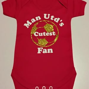 Personalizowana kamizelka dla dziecka Man U / uroczy fan / fan Man U / narodziny dziecka / baby shower / dowolne imię i numer z tyłu / prezenty dla dziecka