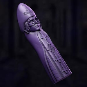 Könnte beinhalten: Eine längliche, lila Skulptur, die eine Bischofsmütze und Gewänder darstellt. Die Skulptur zeigt ein detailliertes Gesicht mit Maske, ein Kreuz und andere religiöse Symbole. Der Hintergrund ist ein dunkler Farbverlauf.