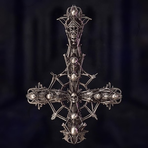 Könnte beinhalten: Ein detailliertes silberfarbenes Kreuz mit einem Skelett-Design. Das Kreuz ist mit mehreren Schädeln und Skelettfiguren verziert, mit aufwendigen Details. Der Hintergrund ist dunkel und einfarbig.