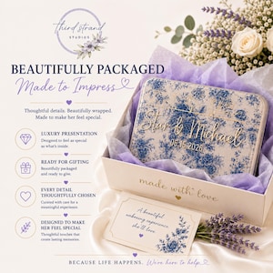 Puede incluir: Una caja de regalo rectangular con un patr&oacute;n floral azul y blanco, personalizada con los nombres Star & Michael y la fecha 06.15.2026. La caja contiene papel de seda morado y una tarjeta con el texto A beautiful unboxing experience she'll love.