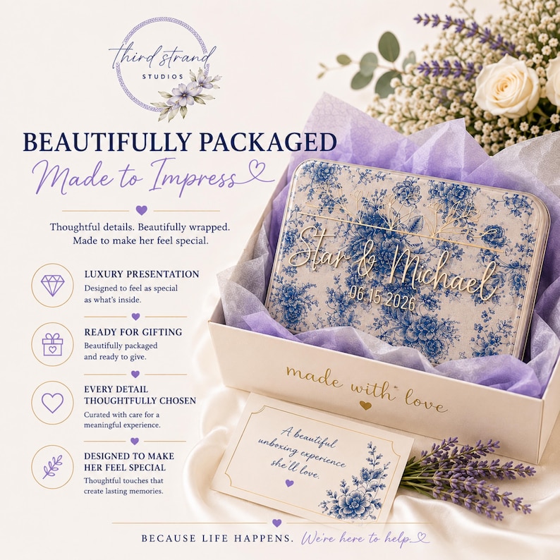 Puede incluir: Una caja de regalo rectangular con un patr&oacute;n floral azul y blanco, personalizada con los nombres Star & Michael y la fecha 06.15.2026. La caja contiene papel de seda morado y una tarjeta con el texto A beautiful unboxing experience she'll love.