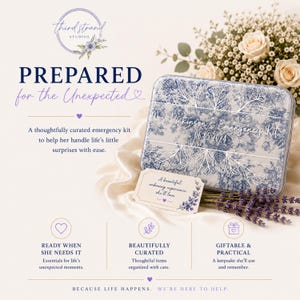Puede incluir: Una lata met&aacute;lica rectangular con un patr&oacute;n floral azul y blanco, personalizada con el texto Mrs. Dickinson's Emergency Kit 06.05.2024. La lata va acompa&ntilde;ada de una peque&ntilde;a tarjeta rectangular con texto y una rama de flores de lavanda secas.