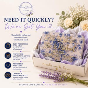 Puede incluir: Una caja met&aacute;lica rectangular con estampado floral azul y blanco, con el texto dorado Star & Michael y la fecha 06.15.2026. La caja se encuentra en un estuche blanco con la inscripci&oacute;n made with love, relleno de papel seda morado y lavanda.