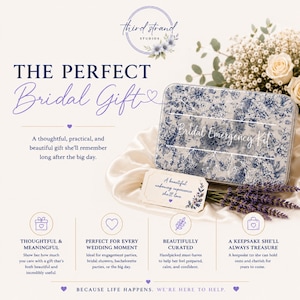 Puede incluir: Una lata met&aacute;lica rectangular con un patr&oacute;n floral azul y blanco con el texto Bridal Emergency Kit impreso en la tapa. La lata se acompa&ntilde;a de una peque&ntilde;a tarjeta rectangular con el texto A beautiful unboxing experience she'll love.